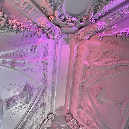 Apartment Capsule Art Deco: Luxe Entertainment With Jacuzzi